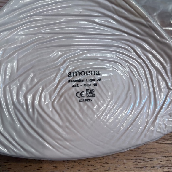 4 Amoena Essential Light sizes 9 and 10 2S breast shape price is now for all 4. - Picture 4 of 9